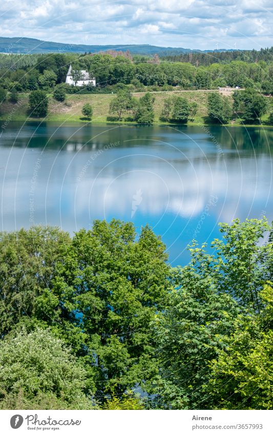 Maar statt Meer See Naturschutz sauber idyllisch Kirche Eifel Seeufer wandern Wanderung Idylle Bäume Mischwald Laubwald Eifelsteig Urlaub Landschaft