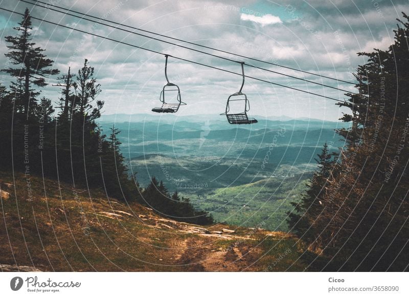 Leerer Sessellift im Sommer über grüner Landschaft sessellift Lift Piste dreckig ausblick weitsichtig Weitblick Natur Himmel Außenaufnahme