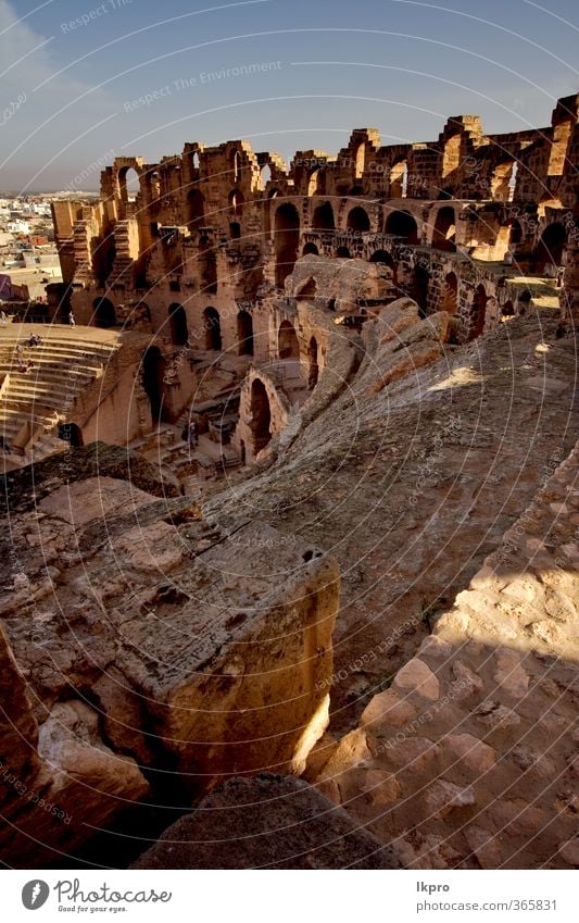 aus dem Inneren der Arena el jem in Tunesien, Kolosseum. Sand Himmel Wolken Felsen Ruine Stein historisch braun gelb grau rot schwarz weiß gold Baustein antik