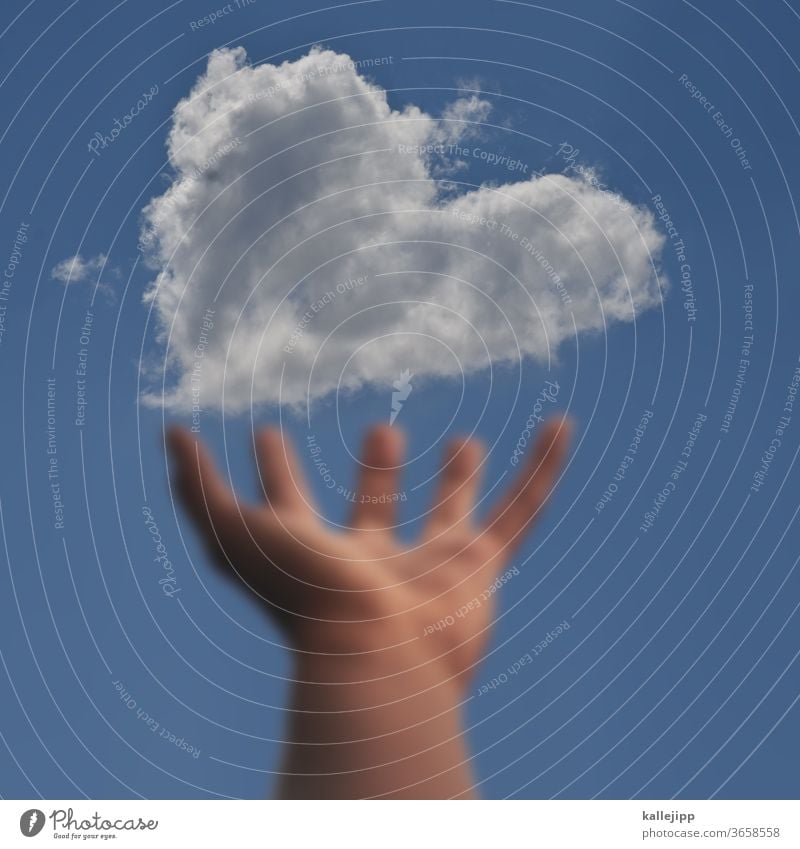 love is in the air Wolken herzform Herz herzförmig Hand Schweben halten greifen wolke 7 Liebe Verliebtheit Finger unscharf Sommer Farbfoto Liebesgruß