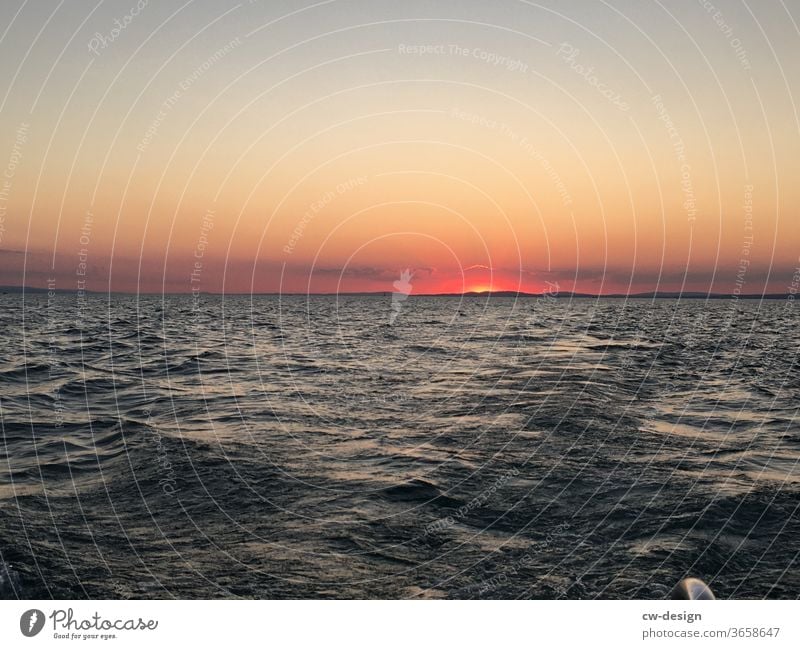 Reinheitsgebot am Bodensee Sonnenuntergang Sonnenaufgang Wasser See Schifffahrt Bootstour idyllisch Wasserfahrzeug Wasseroberfläche Wasserspiegelung