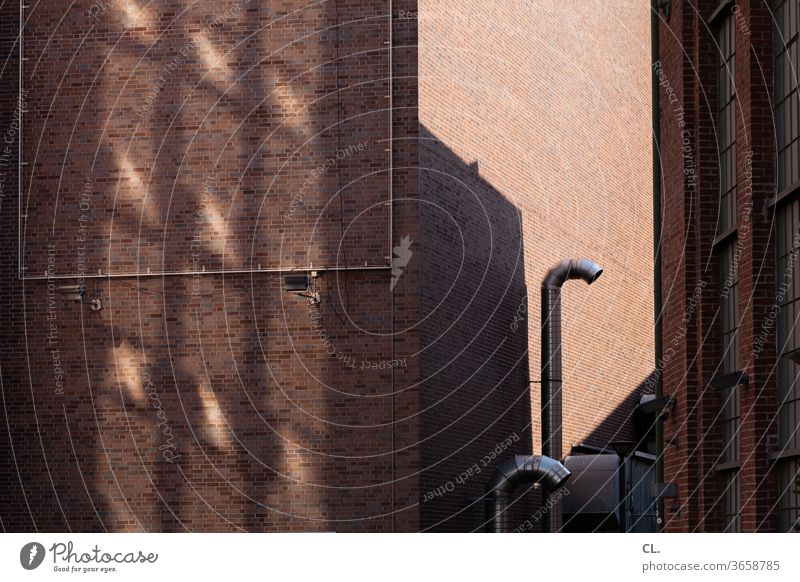 lüftung Gebäude Lüftungsrohr Lüftungsanlage Lüftungstechnik Wand Mauer Haus Fassade Architektur Außenaufnahme Menschenleer