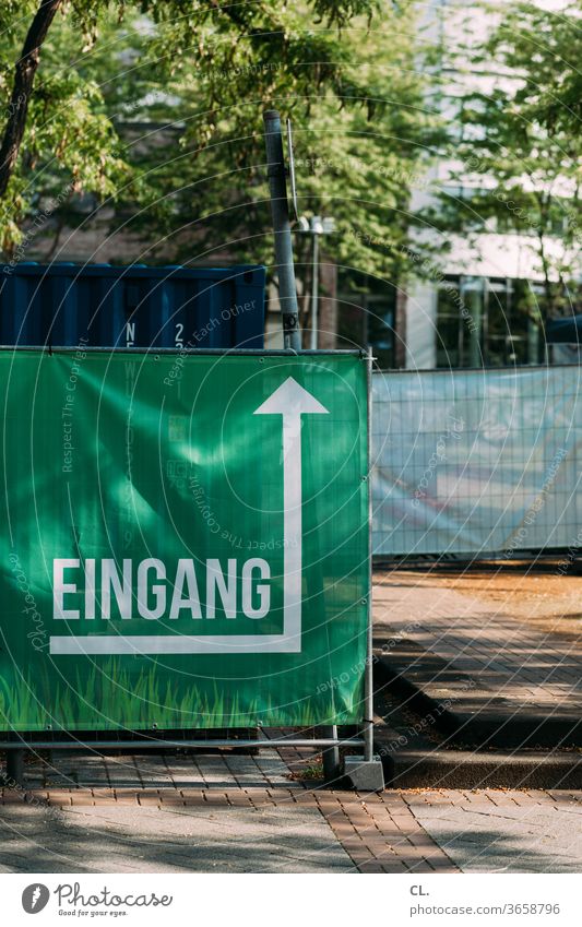 eingang Eingang Festival Veranstaltung Eingangsbereich Bauzaun Typographie Buchstaben Schilder & Markierungen Hinweisschild Orientierung Pfeil