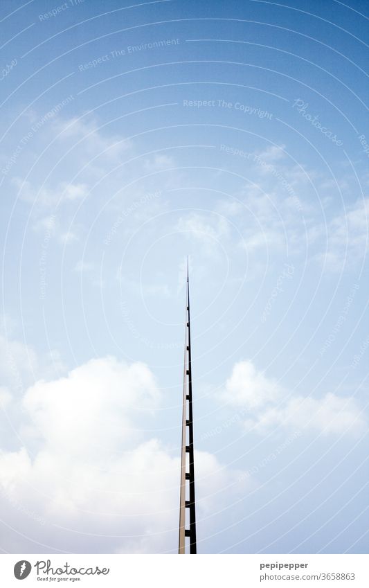 Nadelöhr – große Metallspitze auf einem Gebäude Architektur Himmel Spitze Wolken Architekturfotografie Bauwerk Bauwerke Farbfoto Menschenleer Außenaufnahme Tag