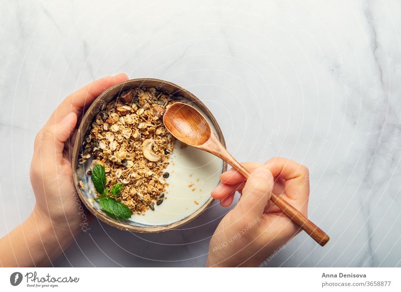 Hausgemachtes glutenfreies Müsli zuckerfrei Hafer selbstgemacht Kefir Joghurt süß Muttern Gesundheit Korn Diät Samen Frühstück gebraten Sonnenblume Ahornsirup