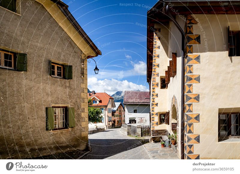 Bergdorf Guarda in Graubünden Außenaufnahme Alpen Natur wandern Berge u. Gebirge Textfreiraum rechts Totale Textfreiraum links Textfreiraum oben Sommer Ferne