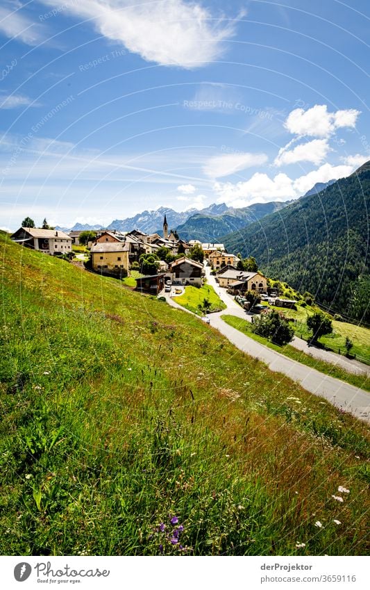 Bergdorf Guarda in Graubünden Außenaufnahme Alpen Natur wandern Berge u. Gebirge Textfreiraum rechts Totale Textfreiraum links Textfreiraum oben Sommer Ferne