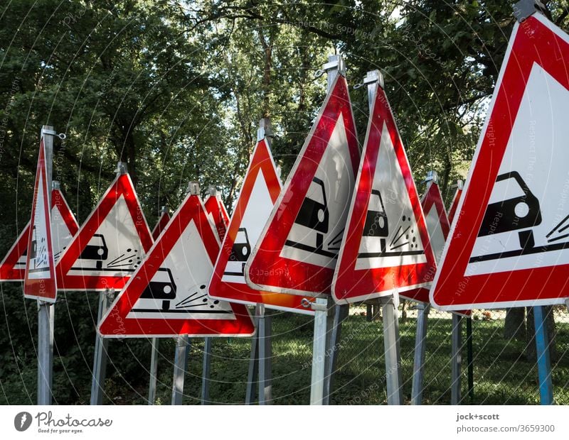 Man kann nicht oft genug warnen vor unkontrolliert fliegenden Rollsplitt Verkehrsschild Dreieck StVO Verkehrszeichen Schilder & Markierungen Warnschild rot