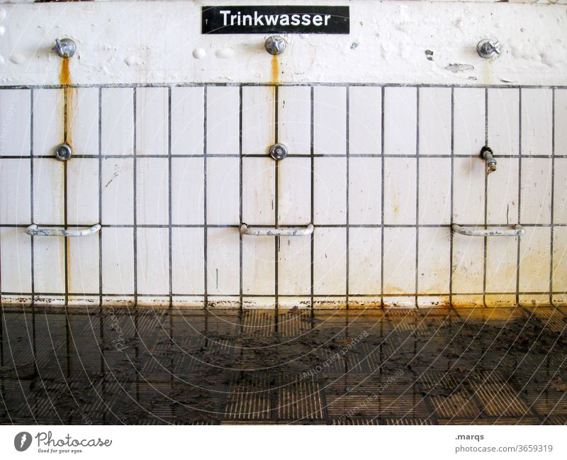 Trinkwasser skurril alt dreckig Hinweisschild Typografie Kacheln weiß nass