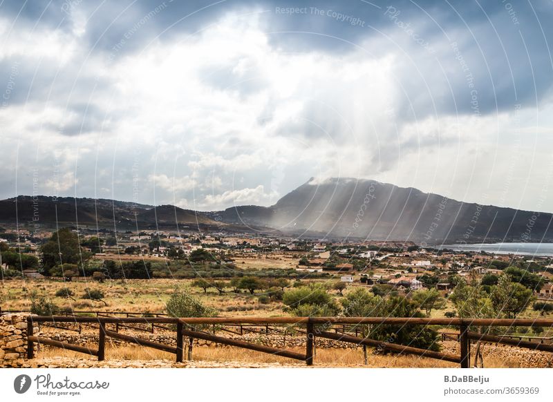 Freier Blick auf partiellen Regen und das wolkenverhangene Erice (Sizilien). Italien Urlaub Wolken Farbfoto Außenaufnahme Ferien & Urlaub & Reisen Meer