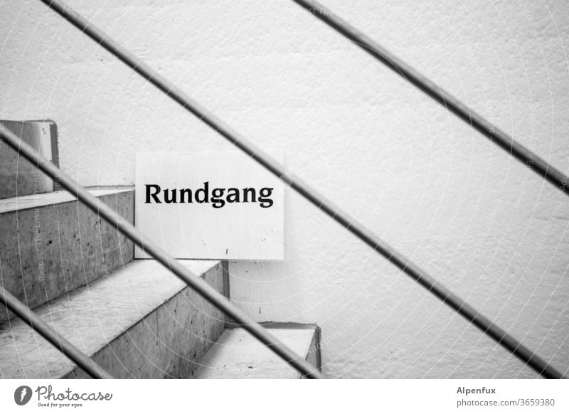 Rundgang Treppe Treppenhaus Treppengeländer Innenaufnahme Menschenleer Geländer Treppenabsatz aufwärts abwärts aufsteigen Abstieg Häusliches Leben rundgang