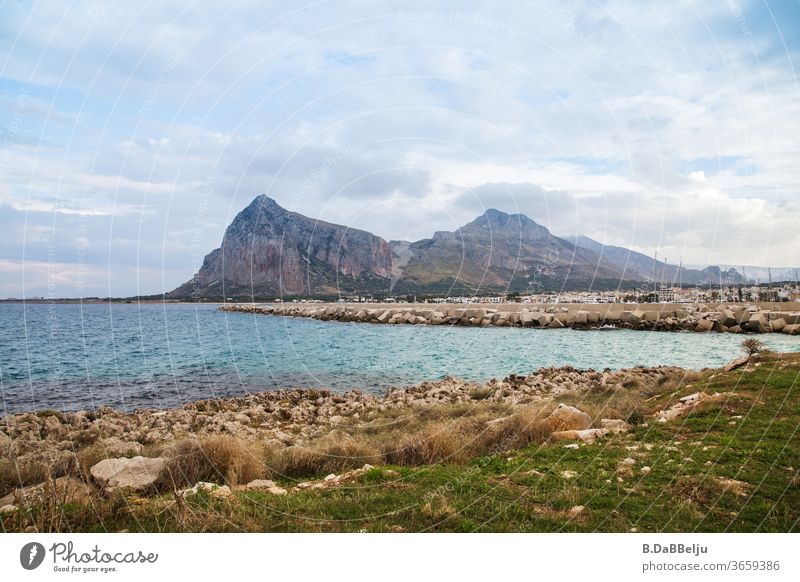 Blick auf San Vito lo Capo in Sizilien im Hintergrund der Monte Monaco mit einer Höhe von 532m. Italien Urlaub Außenaufnahme Menschenleer Europa Farbfoto