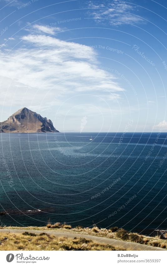 Der Monte Cofano in Sizilien überragt das blau Tyrrhenischen Meer.  Er liegt im Naturreservat, das bei Wanderern sehr beliebt ist. Italien Urlaub Aussicht Hügel