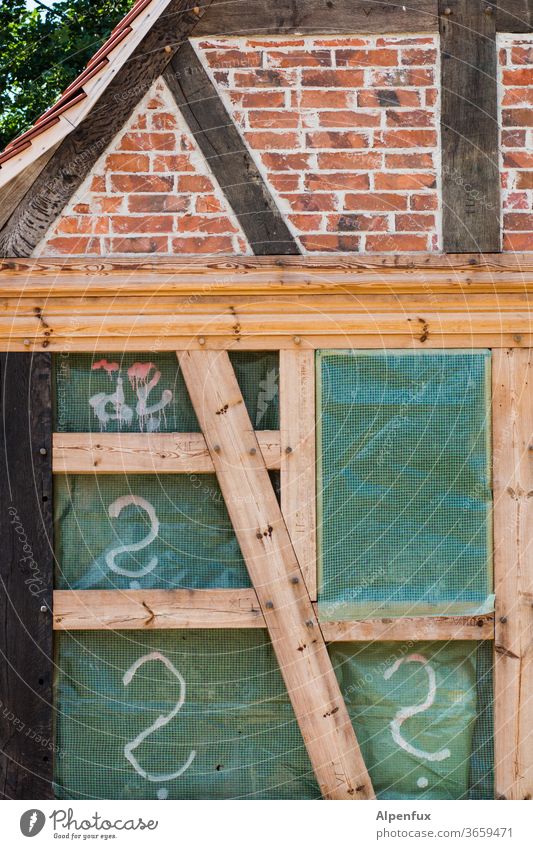 Offene Fragen Fachwerkhaus Fachwerkfassade Außenaufnahme Farbfoto Menschenleer Altstadt Haus Fassade Gebäude historisch Dorf Mauer fachwerkbau alt Wand