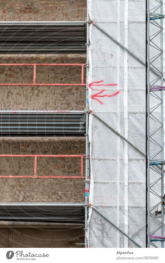 Hinweise Baugerüst Architektur Gerüst Gebäude Abdeckung Außenaufnahme Menschenleer Baustelle Farbfoto Schutz Wand Tag baustelle Haus Fassade Sanieren Sicherheit