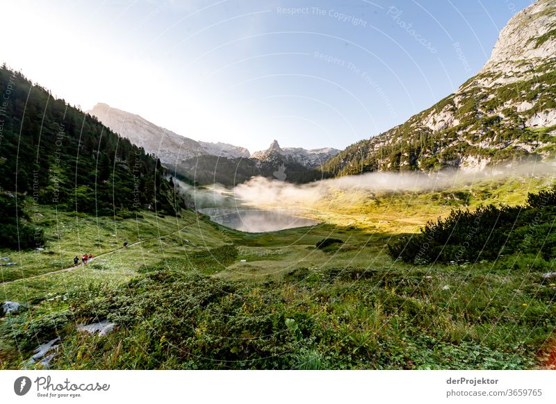 Wandern im Nebel am Funtensee Weitwinkel Panorama (Aussicht) Totale Zentralperspektive Starke Tiefenschärfe Sonnenaufgang Sonnenlicht Lichterscheinung Kontrast