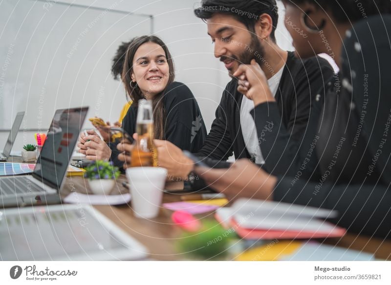 Kreative Designer, die gemeinsam in einem Projekt arbeiten. Zusammensein Unternehmen planen Tisch Brainstorm-Idee lässiges Coworking Partnerschaft modern