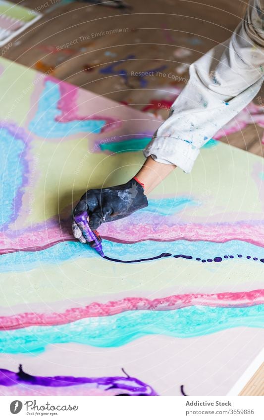 Mit flüssiger Farbe nicht erkennbare Künstlermalerei auf Papier beschneiden Kunst Tusche Handwerk Malerei Talent Prozess Handschuh Flasche Werkstatt dreckig