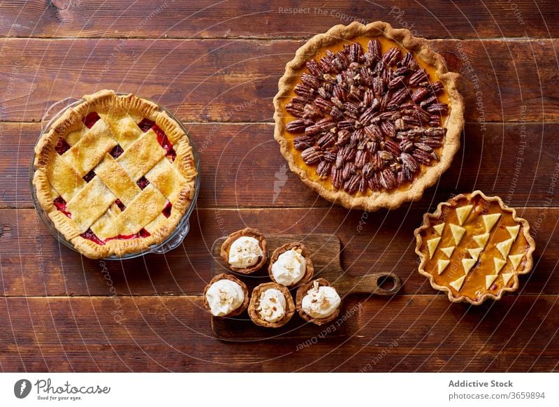 Vielfalt von Danksagungstorten auf Holztisch. Pasteten Erntedankfest Lebensmittel Pekannuss Apfel Kürbis Varieté Saison Herbst backen Abendessen saisonbedingt