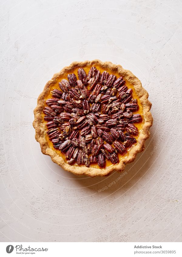 Überkopf-Bild von Pecan-Kürbiskuchen Pasteten Erntedankfest Lebensmittel Pekannuss Varieté Saison Herbst backen Abendessen saisonbedingt rund traditionell