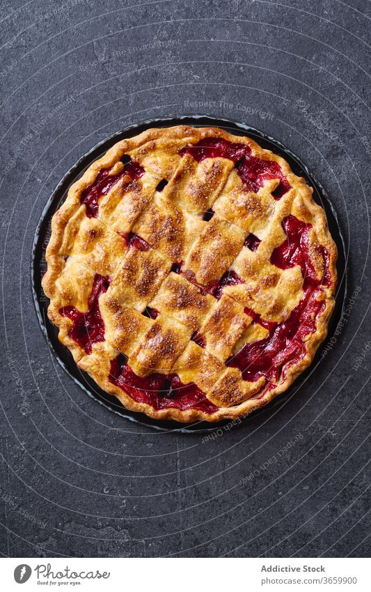 Draufsicht auf einen mit Gitter verzierten Kirschkuchen Pasteten Erntedankfest Lebensmittel Kirsche Varieté Saison Herbst backen Abendessen saisonbedingt rund