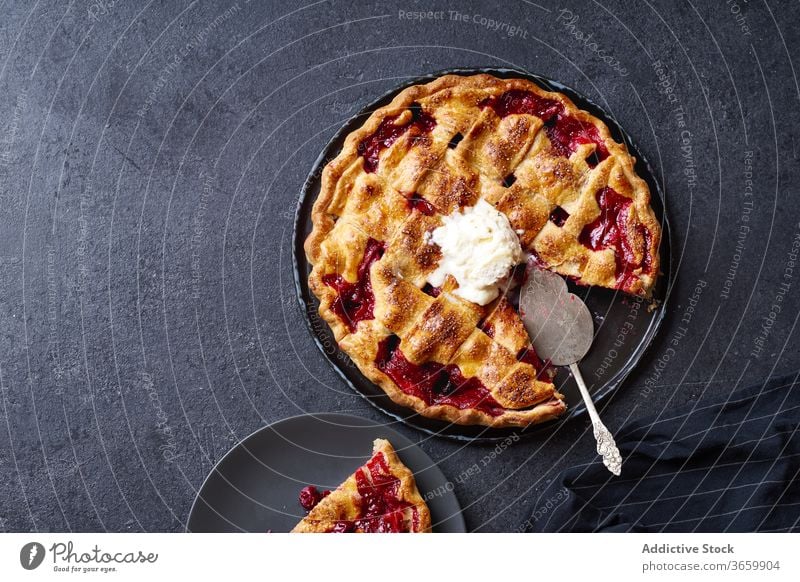 Draufsicht auf einen mit Gitter verzierten Kirschkuchen Pasteten Erntedankfest Lebensmittel Kirsche Varieté Saison Herbst backen Abendessen saisonbedingt rund