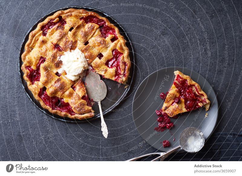 Draufsicht auf einen mit Gitter verzierten Kirschkuchen Pasteten Erntedankfest Lebensmittel Kirsche Varieté Saison Herbst backen Abendessen saisonbedingt rund