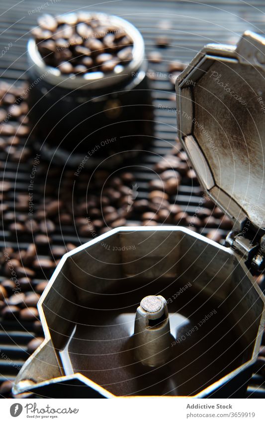 Kaffee in der Kaffeekanne und Kaffeebohnen auf dem Tisch Bohne Tradition Kaffeemaschine Getränk trinken aromatisch Geysir frisch Tasse Koffein Aroma natürlich