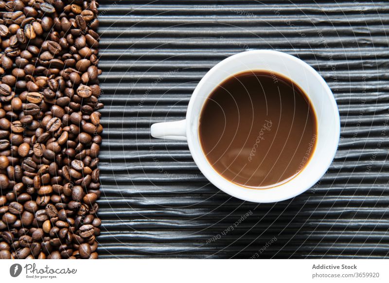 Tasse Kaffee und Kaffeekörner auf dem Tisch Bohne Tradition Kaffeemaschine Getränk trinken aromatisch Geysir frisch Koffein Aroma natürlich geschmackvoll heiß