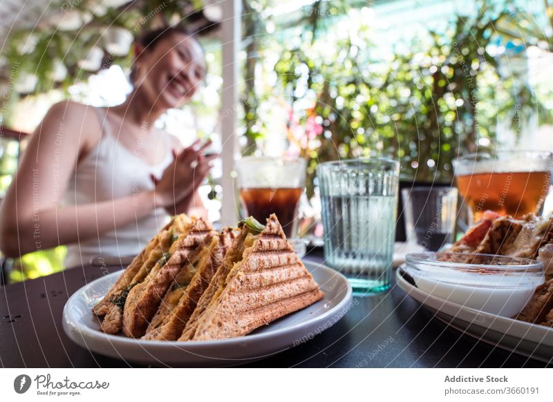 Asiatische Freundinnen auf der Terrasse im Cafe genießen Wochenende Café Sommer Frauen geschmackvoll Dessert trinken Zusammensein ethnisch asiatisch lecker