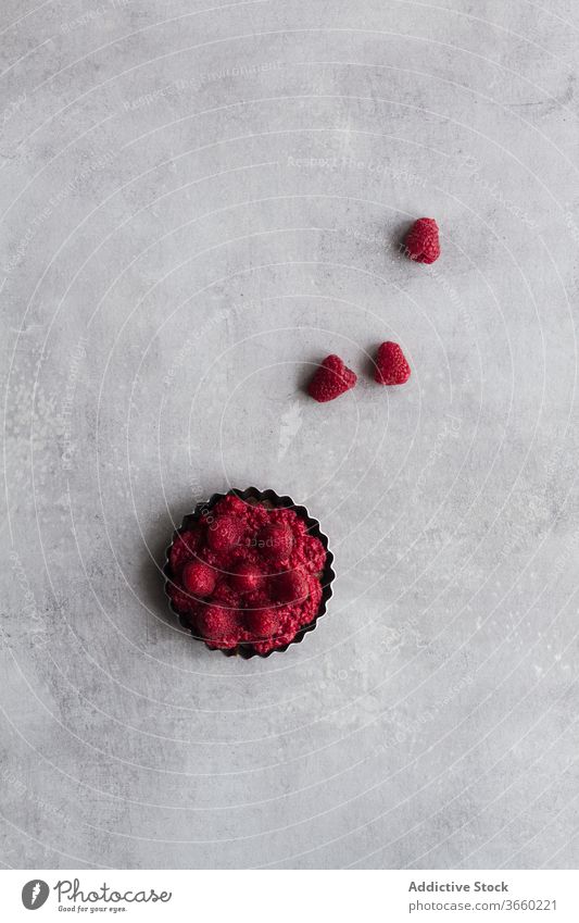 Frucht-Himbeerkuchen auf dem Tisch Pasteten Kuchen sortiert verschiedene lecker Bäckerei reif schmackhaft frisch Lebensmittel Dessert süß organisch Ordnung