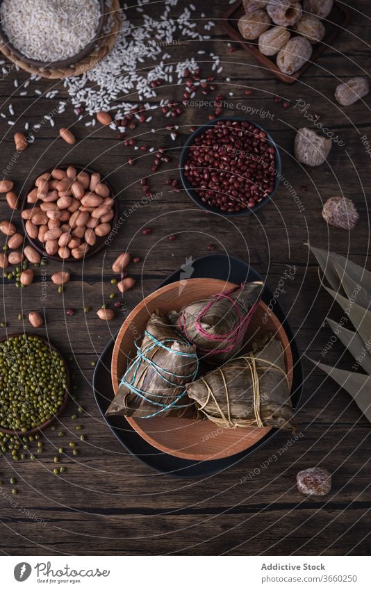 Traditionelle chinesische Reisklöße namens Zongzi Asien China Drachenboot-Festival asiatisch Asiatische Küche Bambus Bambusblatt Bohnen chinesisches Essen