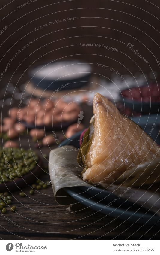 Traditionelle chinesische Reisklöße namens Zongzi Asien China Drachenboot-Festival asiatisch Asiatische Küche Bambus Bambusblatt Bohnen chinesisches Essen