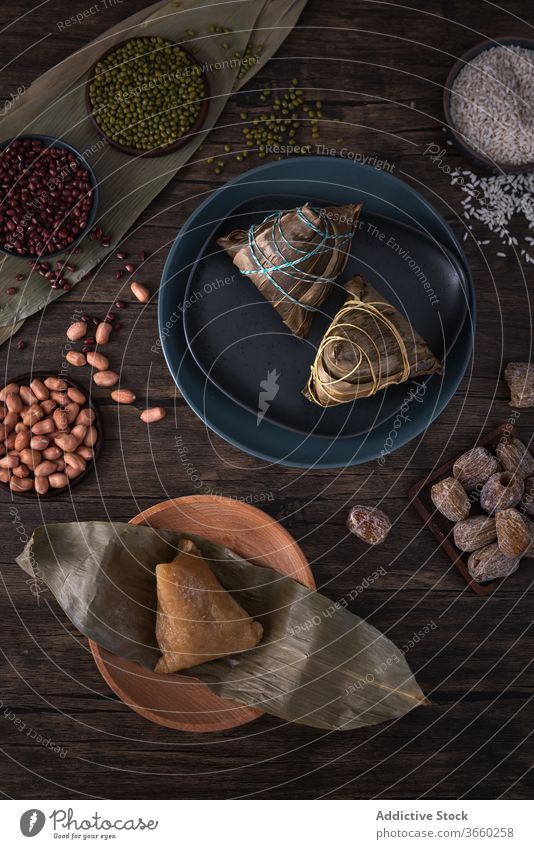 Traditionelle chinesische Reisklöße namens Zongzi Asien China Drachenboot-Festival asiatisch Asiatische Küche Bambus Bambusblatt Bohnen chinesisches Essen