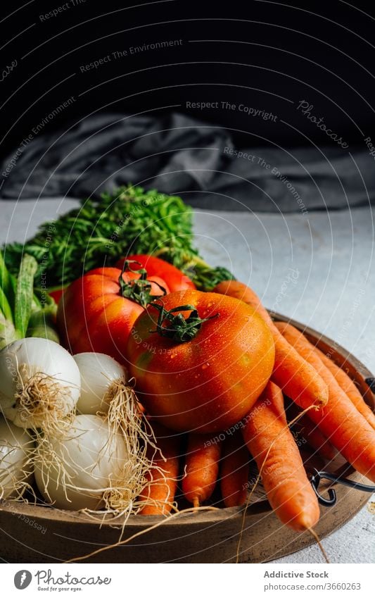 Bündel sortiertes Frischgemüse auf dem Tisch Gemüse frisch verschiedene Tomate Möhre Zwiebel Kartoffel Salat Blumenkohl grün Lebensmittel organisch Gesundheit