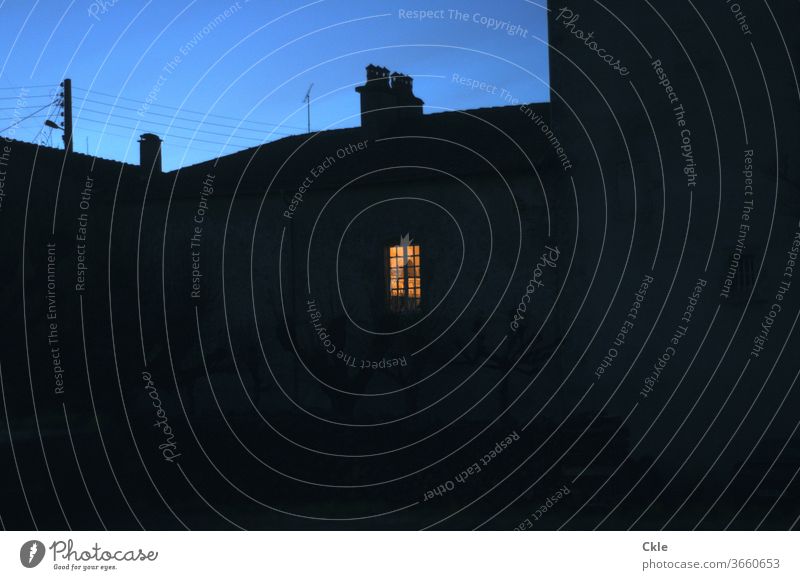 Helles Fenster in der Nacht Dunkelheit Fensterkreuz Himmel Blaue Stunde Schornstein Dach Haus Zuhause Schlafengehen Geborgenheit Beleuchtung elektrisches Licht