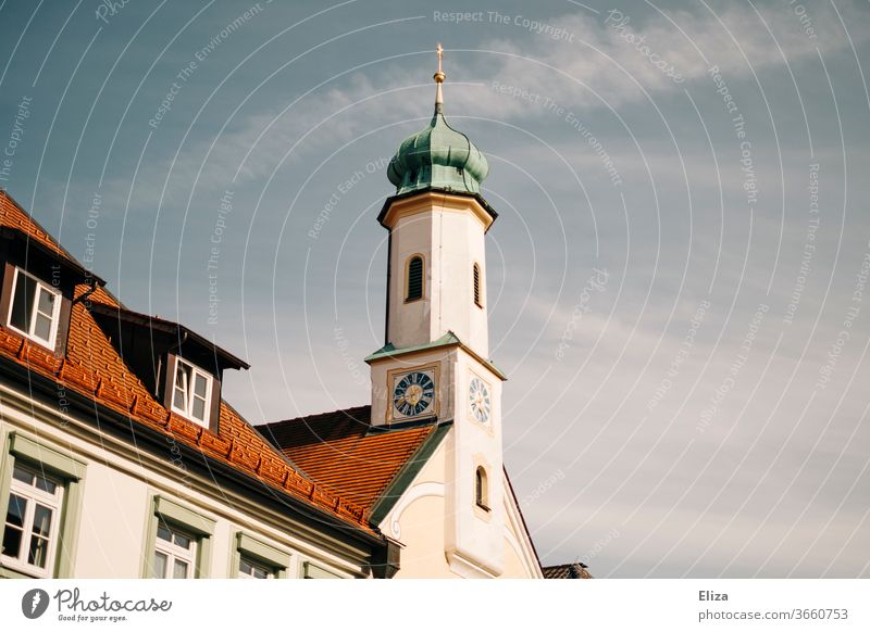 Kirchturm vor Himmel Kirche Religion & Glaube Kirchturmspitze Gebäude Kirchturmuhr idyllisch Sonnenschein türkis rot