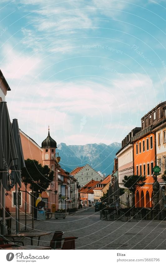 Malerische und idyllische Fußgängerzone in Murnau mit Ausblick auf die Alpen Altstadt Bayern Stadtzentrum Obermarkt malerisch Berge Untermarkt Menschenleer