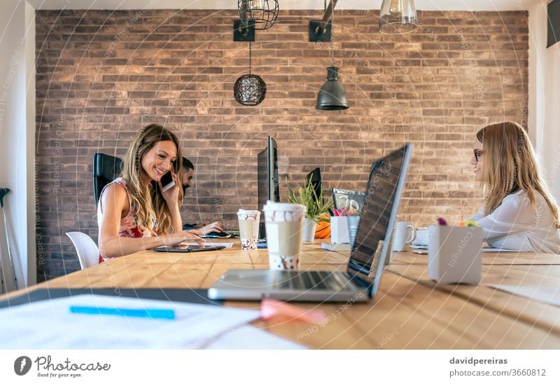 Personen, die in einem Coworking Office arbeiten Coworking-Büro Geschäftsfrau Mitarbeiter Teamwork Telefon Mitteilung sprechend Menschen Job professionell