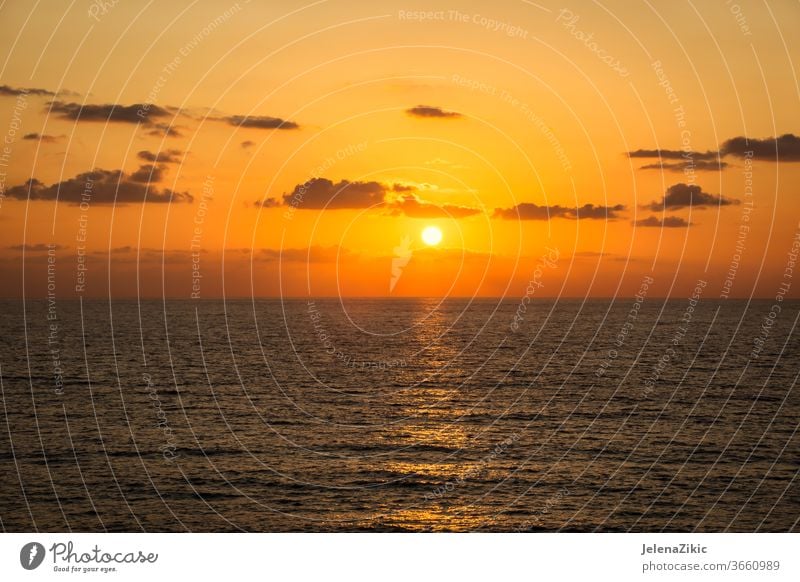 Wunderschöner Sonnenuntergang über dem Meer Himmel Sommer Abenddämmerung Reflexion & Spiegelung Natur Meereslandschaft MEER Ansicht Morgendämmerung