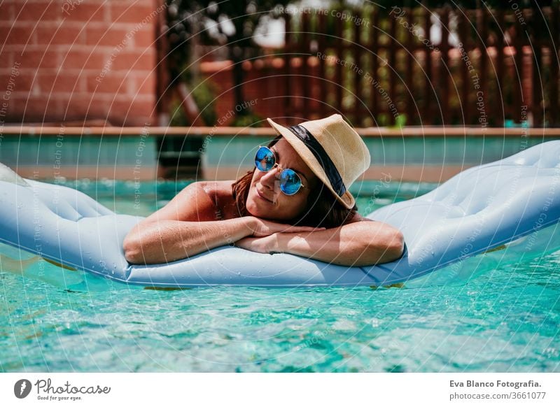 glückliche Frau auf dem Schlauchboot, die Spaß hat. Sommerzeit. Schwimmbad aufblasbar Blauwasser sich[Akk] entspannen Hut Glück Schwimmsport sexy Lifestyle