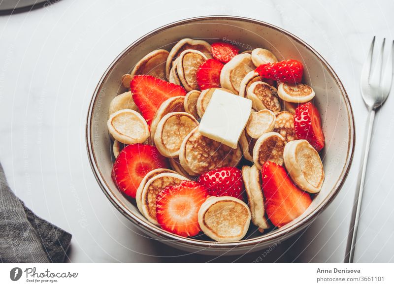 Winzige Getreidepfannkuchen und Erdbeeren Müsli Mini-Pfannkuchen Frühstück buttter selbstgemacht Snack geschmackvoll süß Lebensmittel lecker Liebling Sirup