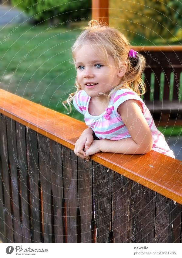 Das bezaubernde Mädchen schaut neugierig geradeaus. Porträt eines jungen kaukasischen Mädchens. Kindergesicht mit hübschen Augen und Blick voller Emotionen. Ausdruck der Freude. Blondine mit hübschem Gesicht.