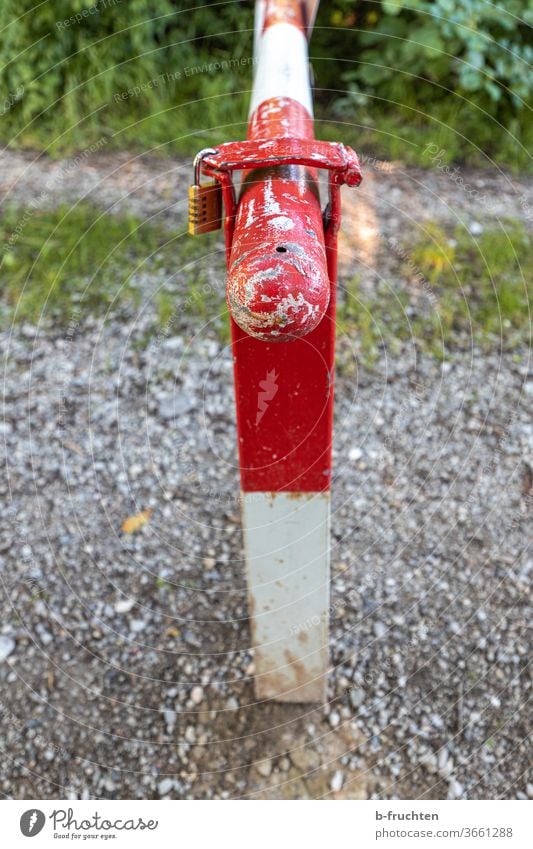 Schranken geschlossen, abgesperrt mit Vorhängeschloss Absperrung Grenze Sicherheit Außenaufnahme Barriere Schutz rot weiß Eisen versperrt versperren weg bügel