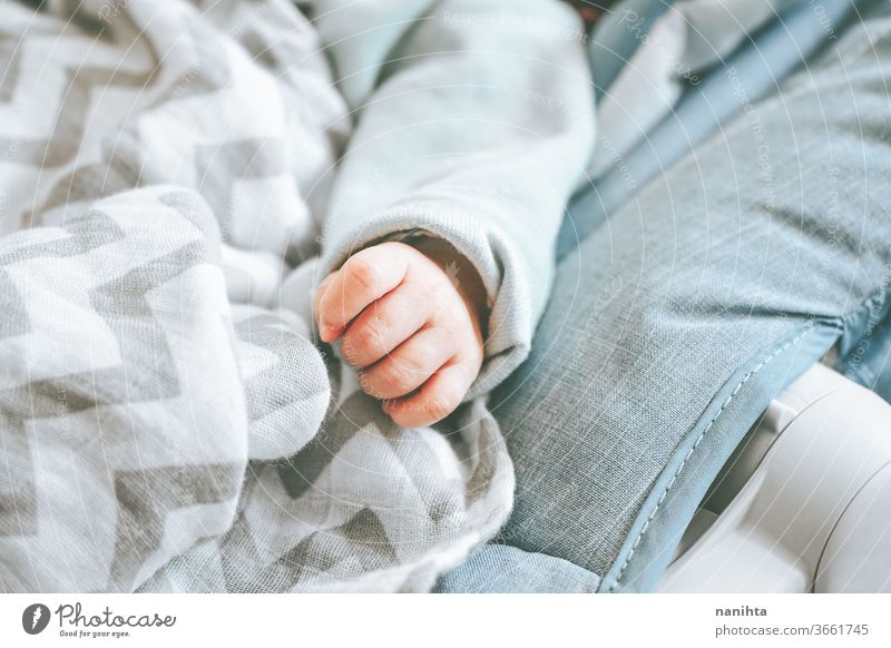 Kleine Hand eines Neugeborenen Baby Liebe niedlich neugeboren Kind Geburt erste Monat Mädchen Junge Familie Tochter Sohn lieblich bezaubernd wirklich müde