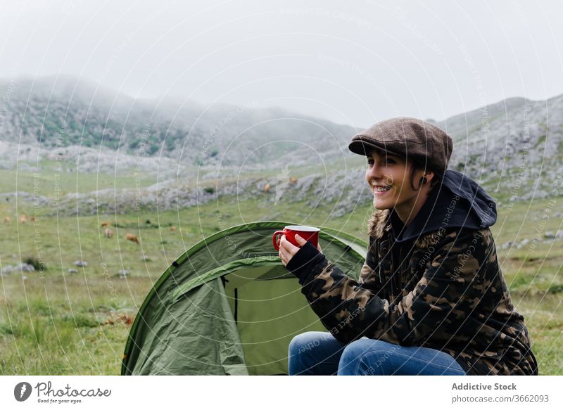 Frau in Oberbekleidung in der Nähe eines Campingzeltes in der Natur Lager Zelt Hochland Inhalt sich[Akk] entspannen Reisender Morgen Fernweh Freiheit Landschaft