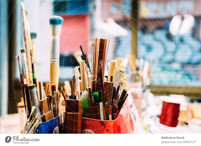 Satz verschiedener Pinsel Pinselblume Kunst Arbeitsplatz Atelier Sammlung Kleinunternehmen Skizze Beruf Wasserfarbe Farbe professionell Vorstellungskraft reif