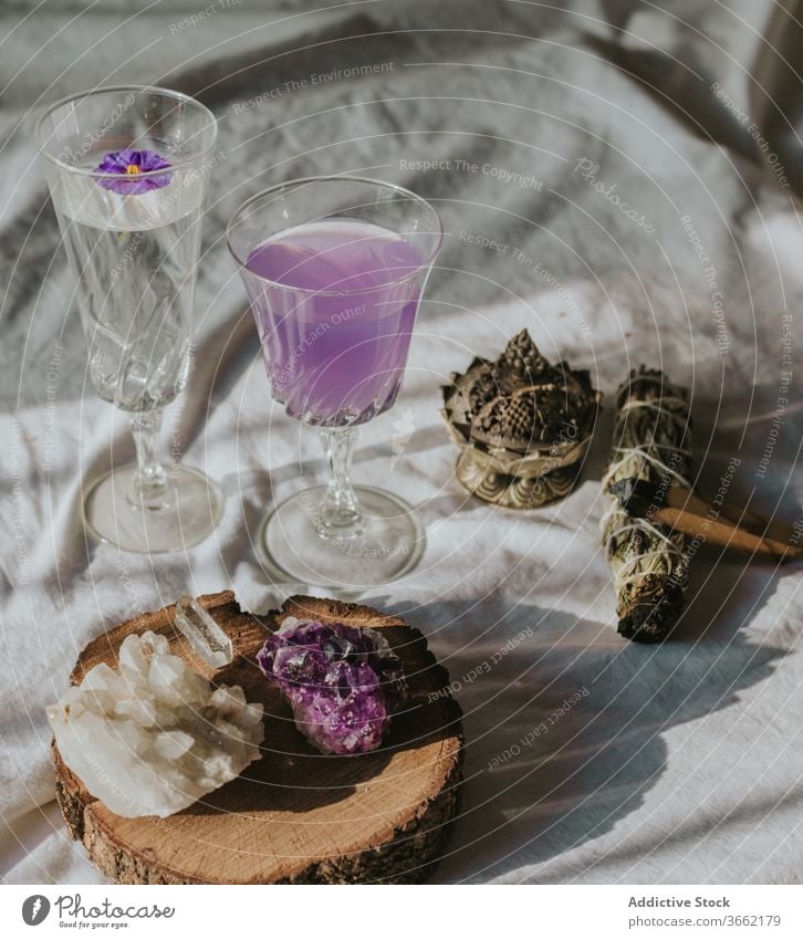 Natürliche Mineralien arrangiert mit Cocktails und Aromatherapiegeräten Quarz Amethyst natürlich Glas Brenner Tischwäsche Schatten Zusammensetzung schön Spa