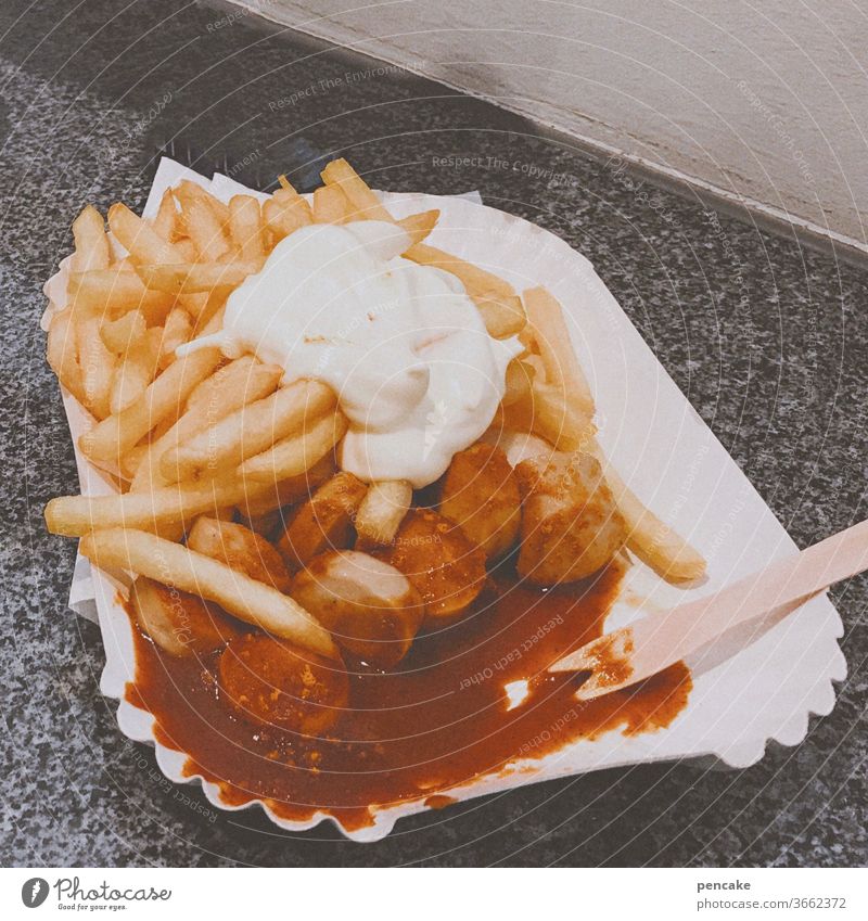 retrofood Pommes frites Fritten Currywurst essen Fastfood Mayonnaise Fett Essen Lebensmittel Appetit & Hunger lecker ungesund Ketchup Imbiss Pappteller