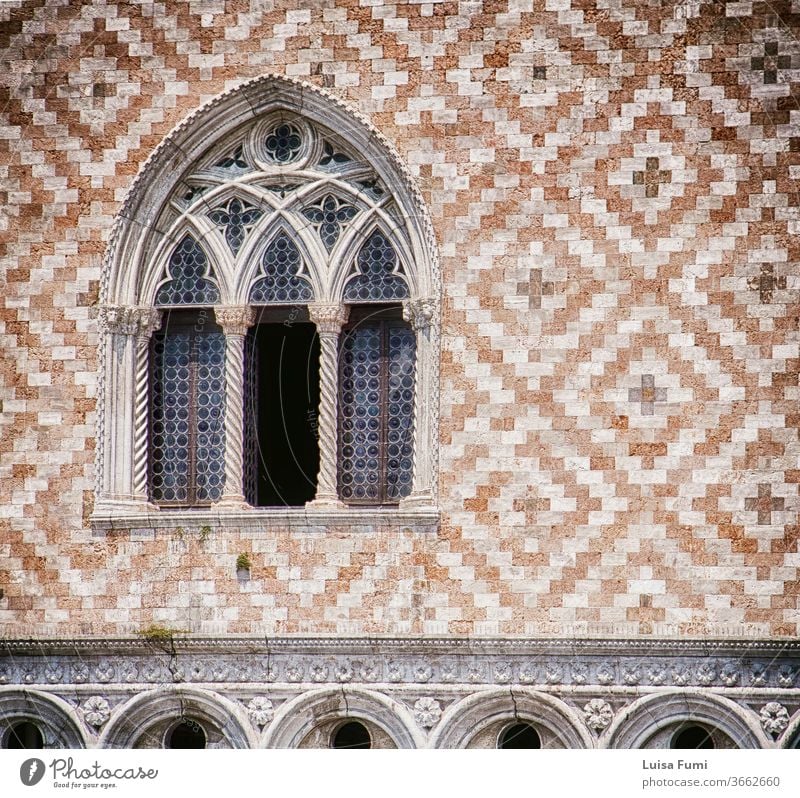 Venedig, Palazzo Ducale: Detail der dreifachen Arkadenfenster- und Fassadendekoration mit abwechselnd rotem Marmor und weißem Steinziegelpflaster, Weichzeichner